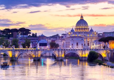 Tiber Nehri boyunca Roma, İtalya 'daki Vatikan şehrine doğru bir manzara.