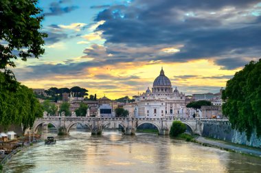 Tiber Nehri boyunca Roma, İtalya 'daki Vatikan şehrine doğru bir manzara.