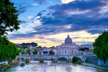 Tiber Nehri boyunca Roma, İtalya 'daki Vatikan şehrine doğru bir manzara.