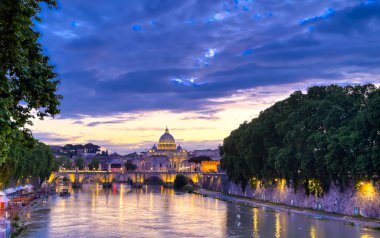 Tiber Nehri boyunca Roma, İtalya 'daki Vatikan şehrine doğru bir manzara.
