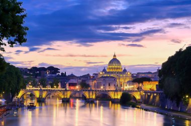 Tiber Nehri boyunca Roma, İtalya 'daki Vatikan şehrine doğru bir manzara.
