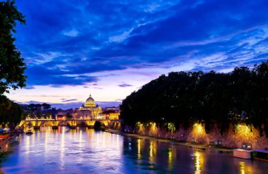 Tiber Nehri boyunca Roma, İtalya 'daki Vatikan şehrine doğru bir manzara.