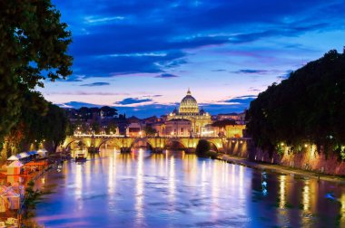 Tiber Nehri boyunca Roma, İtalya 'daki Vatikan şehrine doğru bir manzara.