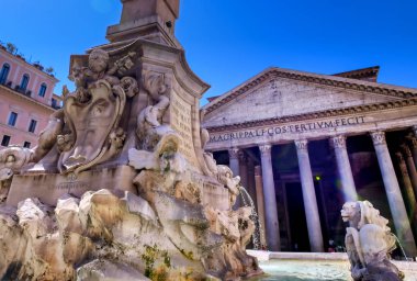 Pantheon 'un dışı Roma, İtalya' da yer almaktadır..