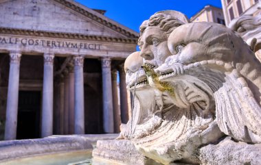 Pantheon 'un dışı Roma, İtalya' da yer almaktadır..