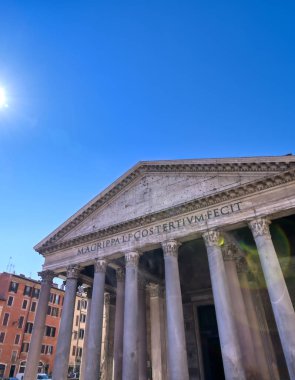 Pantheon 'un dışı Roma, İtalya' da yer almaktadır..