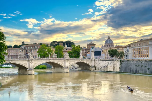 Uma Vista Longo Rio Tibre Direção Cidade Vaticano Roma Itália — Fotografia de Stock