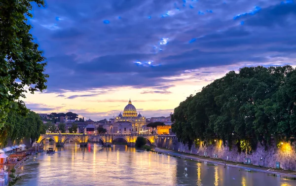 Tiber Nehri boyunca Roma, İtalya 'daki Vatikan şehrine doğru bir manzara.