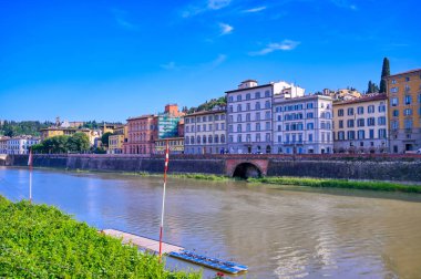 İtalya, Floransa 'daki Arno Nehri boyunca gündüz görüşü.