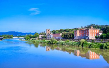 İtalya, Floransa 'daki Arno Nehri boyunca gündüz görüşü.