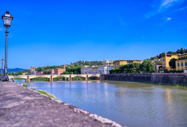 İtalya, Floransa 'daki Arno Nehri boyunca gündüz görüşü.