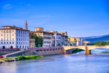 İtalya, Floransa 'daki Arno Nehri boyunca gündüz görüşü.