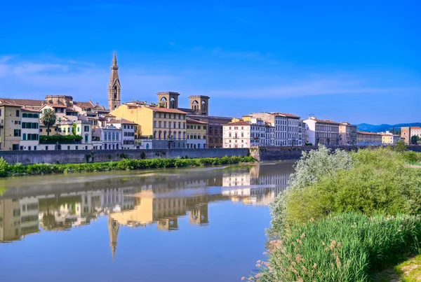 イタリア フィレンツェのアルノ川沿いの昼間の景色 — ストック写真