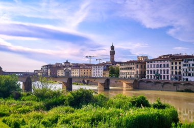 İtalya, Floransa 'daki Ponte Vecchio' ya doğru Arno Nehri boyunca bir manzara.