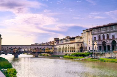 İtalya, Floransa 'daki Ponte Vecchio' ya doğru Arno Nehri boyunca bir manzara.
