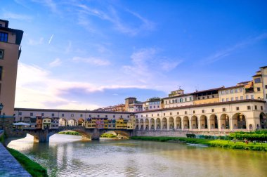 İtalya, Floransa 'daki Ponte Vecchio' ya doğru Arno Nehri boyunca bir manzara.