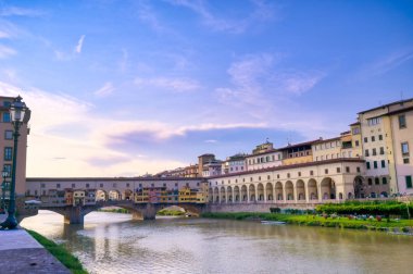 İtalya, Floransa 'daki Ponte Vecchio' ya doğru Arno Nehri boyunca bir manzara.