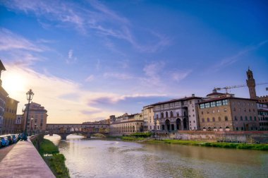 İtalya, Floransa 'daki Ponte Vecchio' ya doğru Arno Nehri boyunca bir manzara.
