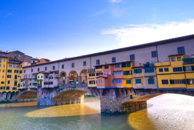 İtalya, Floransa 'daki Ponte Vecchio' ya doğru Arno Nehri boyunca bir manzara.