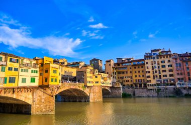İtalya, Floransa 'daki Ponte Vecchio' ya doğru Arno Nehri boyunca bir manzara.