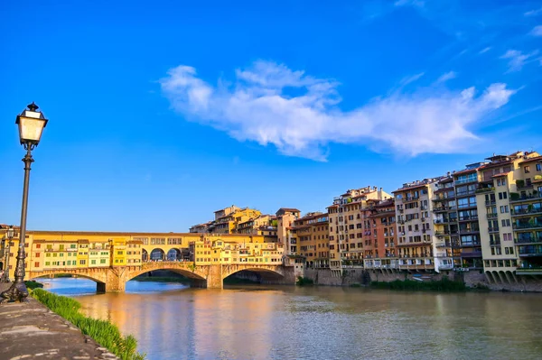 Talya Floransa Daki Ponte Vecchio Doğru Arno Nehri Boyunca Bir — Stok fotoğraf