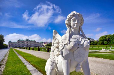 Viyana, Avusturya - 17 Mayıs 2019: Belvedere Barok Sarayı, Avusturya 'nın Viyana kentinde aralarında güzel bir bahçe bulunan iki Barok sarayından oluşan tarihi bir yapı..