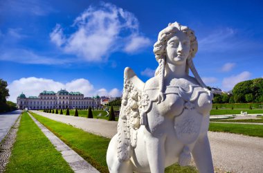 Viyana, Avusturya - 17 Mayıs 2019: Belvedere Barok Sarayı, Avusturya 'nın Viyana kentinde aralarında güzel bir bahçe bulunan iki Barok sarayından oluşan tarihi bir yapı..