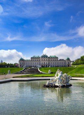 Viyana, Avusturya - 17 Mayıs 2019: Belvedere Barok Sarayı, Avusturya 'nın Viyana kentinde aralarında güzel bir bahçe bulunan iki Barok sarayından oluşan tarihi bir yapı..