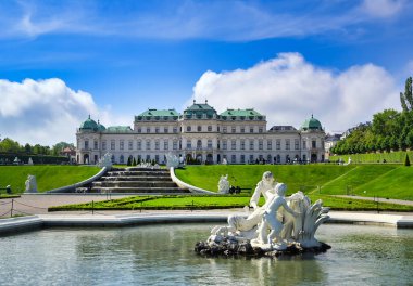 Viyana, Avusturya - 17 Mayıs 2019: Belvedere Barok Sarayı, Avusturya 'nın Viyana kentinde aralarında güzel bir bahçe bulunan iki Barok sarayından oluşan tarihi bir yapı..