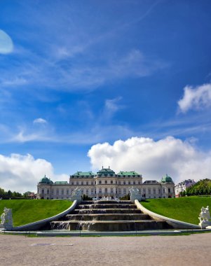 Viyana, Avusturya - 17 Mayıs 2019: Belvedere Barok Sarayı, Avusturya 'nın Viyana kentinde aralarında güzel bir bahçe bulunan iki Barok sarayından oluşan tarihi bir yapı..