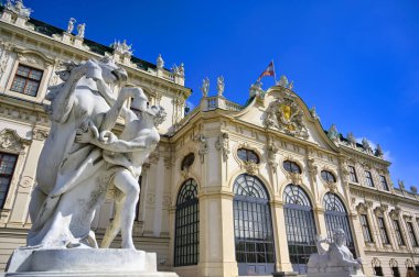 Viyana, Avusturya - 17 Mayıs 2019: Belvedere Barok Sarayı, Avusturya 'nın Viyana kentinde aralarında güzel bir bahçe bulunan iki Barok sarayından oluşan tarihi bir yapı..