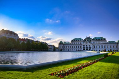 Viyana, Avusturya - 17 Mayıs 2019: Belvedere Barok Sarayı, Avusturya 'nın Viyana kentinde aralarında güzel bir bahçe bulunan iki Barok sarayından oluşan tarihi bir yapı..