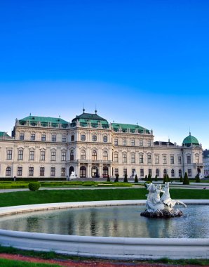 Viyana, Avusturya - 17 Mayıs 2019: Belvedere Barok Sarayı, Avusturya 'nın Viyana kentinde aralarında güzel bir bahçe bulunan iki Barok sarayından oluşan tarihi bir yapı..