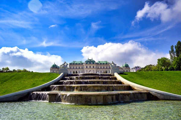 ウィーン オーストリア 2019年5月17日 バロック様式の宮殿ベルヴェデーレは 2つのバロック様式の宮殿で構成され その間に美しい庭園があります — ストック写真
