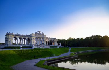 Viyana, Avusturya - 18 Mayıs 2019 - Avusturya 'nın Viyana şehrindeki Schloss Schonbrunn Sarayı Parkı' nda bulunan Glorietta.