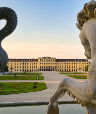 Viyana, Avusturya - 18 Mayıs 2019: Schonbrunn Sarayı (Schloss Schonbrunn) Viyana, Avusturya.