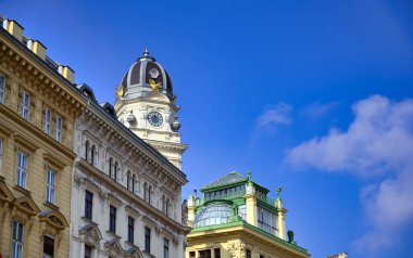 Güneşli bir günde Avusturya, Viyana sokaklarında mimarlık.