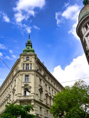 Güneşli bir günde Avusturya, Viyana sokaklarında mimarlık.