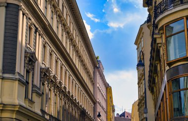 Güneşli bir günde Avusturya, Viyana sokaklarında mimarlık.