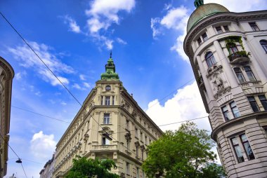 Güneşli bir günde Avusturya, Viyana sokaklarında mimarlık.