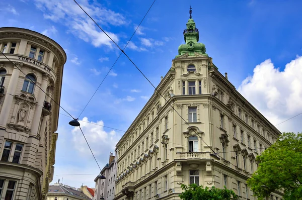 Güneşli bir günde Avusturya, Viyana sokaklarında mimarlık.