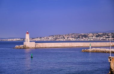 Nice, Fransa 'da Fransız Rivierası boyunca Akdeniz kıyısındaki Nice Limanı' ndaki deniz feneri..