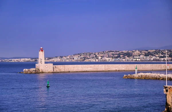 ニースの地中海のニース港の灯台 フランスのリビエラに沿ってフランス — ストック写真