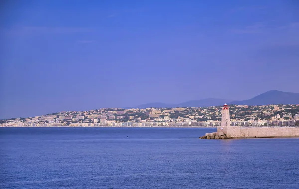 ニースの地中海のニース港の灯台 フランスのリビエラに沿ってフランス — ストック写真