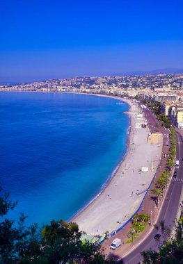 Fransa 'nın Nice kentinde Fransız Rivierası boyunca Akdeniz kıyısındaki Gezinti Güvertesi..