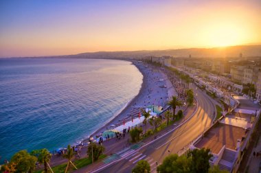 Fransa 'nın Nice kentinde Fransız Rivierası boyunca Akdeniz kıyısındaki Gezinti Güvertesi..