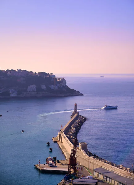 ニースの地中海のニース港の灯台 フランスのリビエラに沿ってフランス — ストック写真