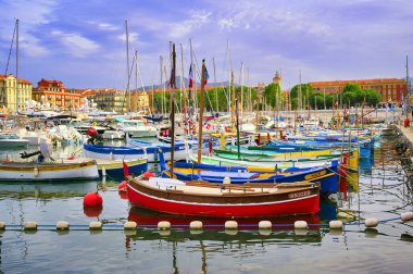 Nice, Fransa - 11 Haziran 2019 - Fransız Rivierası boyunca Fransa 'nın Nice kentindeki Akdeniz' e yanaşan balıkçı tekneleri.