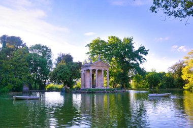 Aesculapius Tapınağı 'nın kalıntıları Roma, İtalya' daki Villa Borghese 'nin bahçelerinde yer almaktadır..
