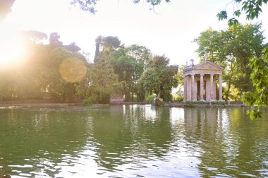 Aesculapius Tapınağı 'nın kalıntıları Roma, İtalya' daki Villa Borghese 'nin bahçelerinde yer almaktadır..